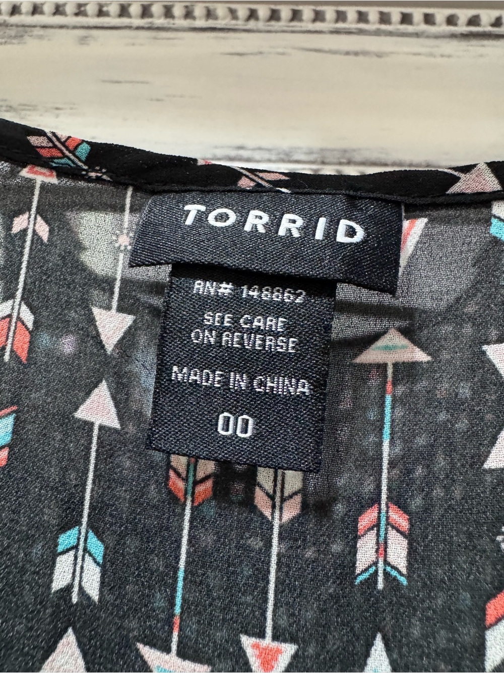 Torrid Black Arrow Print Sleeveless Blouse Sz 00 but runs large - Picture 2 of 7